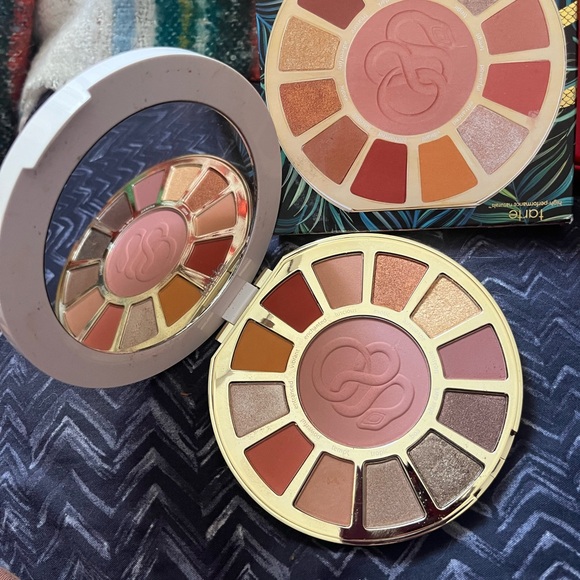 Tarte Amazonian clay, palette with box, a few colors swatched - Picture 5 of 5